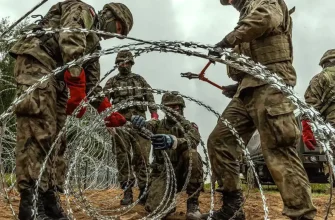 Польские военные устанавливают забор из колючей проволоки