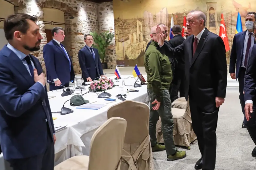 Президент Турции Реджеп Эрдоган приветствует участников стамбульских переговоров