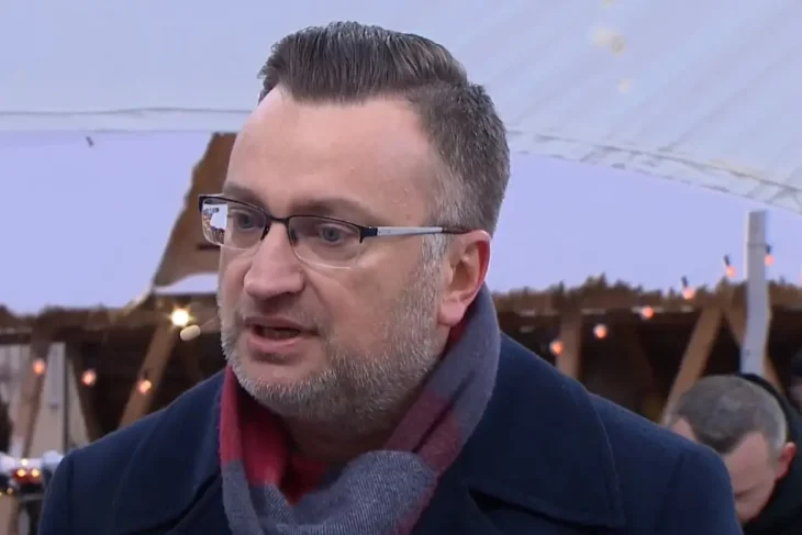 Рафал Рудницкий рассказывает журналисту о рождественской ярмарке в Белостоке